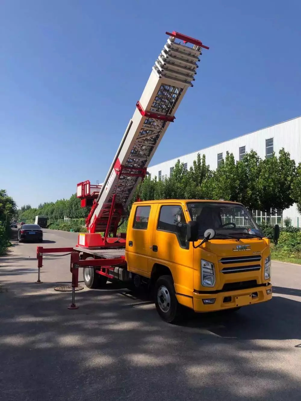 应城附近的云梯车出租服务：轻松解决高空作业需求